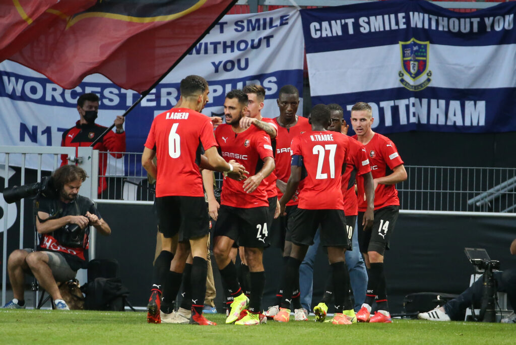 I giocatori del Rennes esultano dopo aver realizzato un gol al Tottenham in Conference League