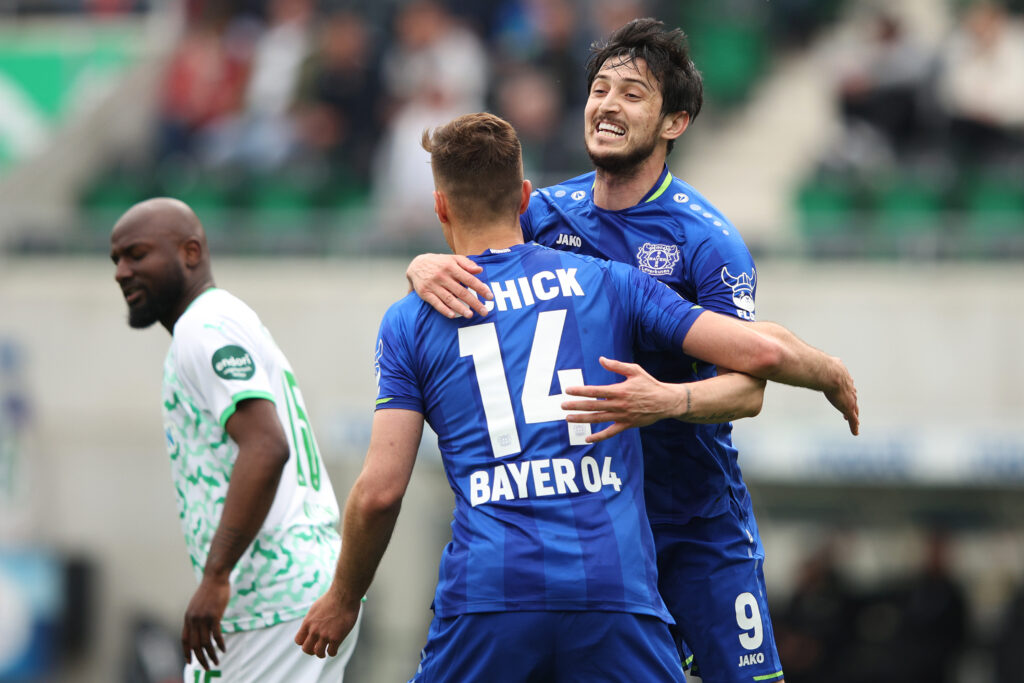 Patrik Schick festeggia con Sardar Azmoun la prima rete del Leverkusen al Furth